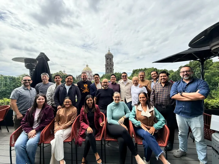 Las agencias afiliadas a ADD reunidas en una terraza del Zócalo de Puebla, con la catedral al fondo