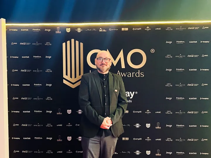 Christian Molina en la alfombra roja de los CMO Latam Awards