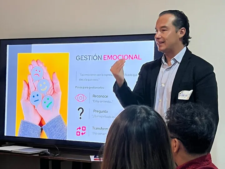 Ponente frente a la pantalla durante una sesión del Diplomado de Liderazgo