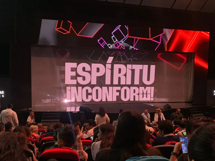 Escenario del Festival de las Ideas con el lema Espíritu Inconforme