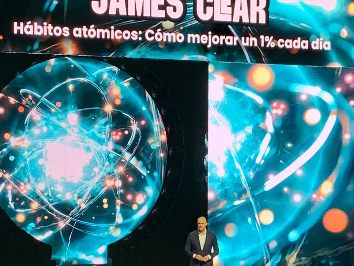 Conferencia de James Clear en el Festival de las Ideas